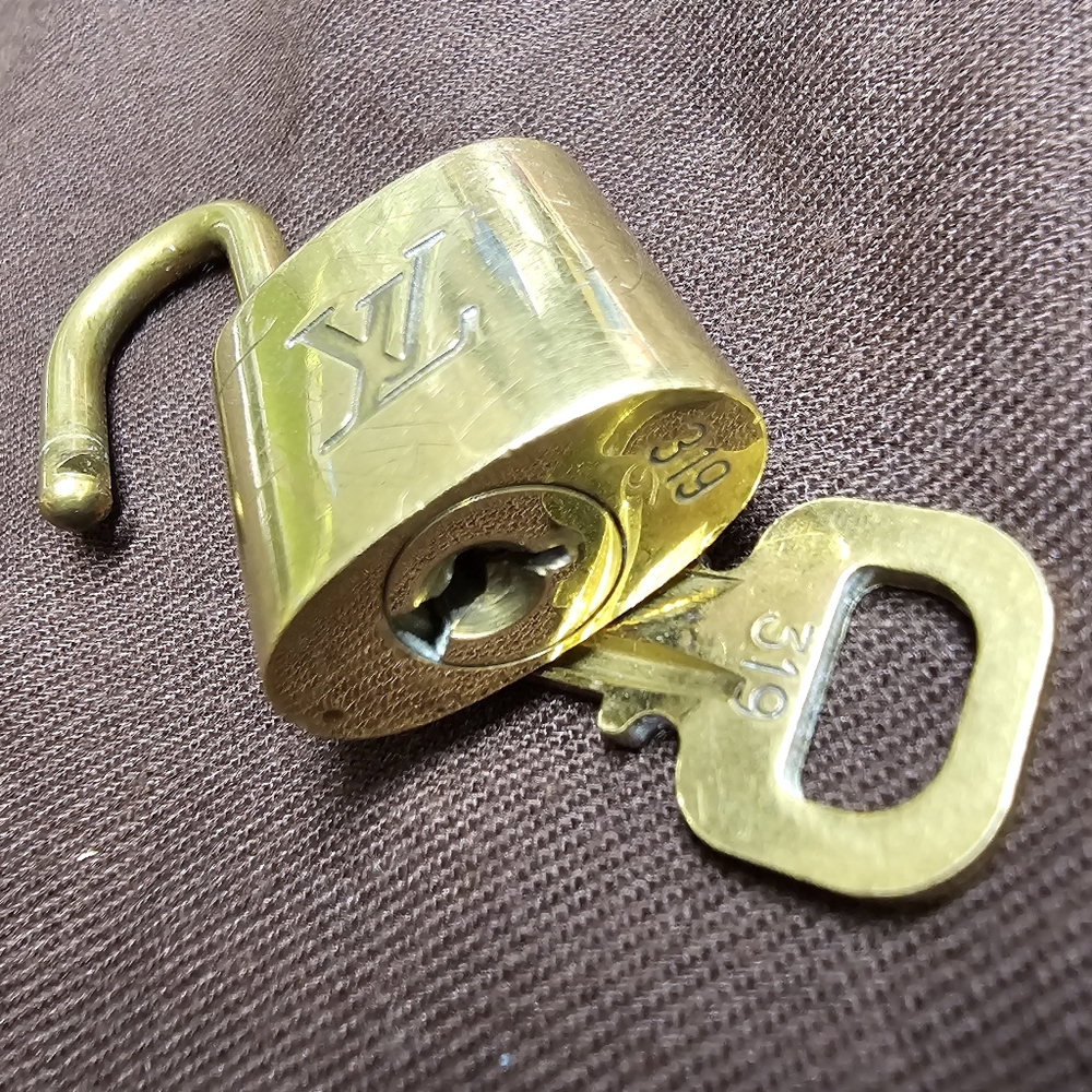 LV LOCK & KEY #319 - Picture 4 of 4